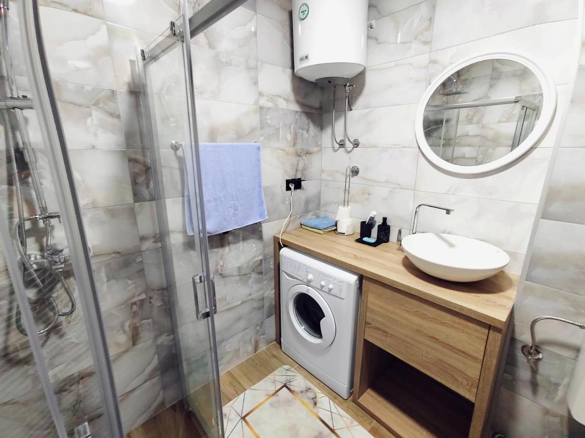 Spacious And Modern Apartment In Town Center คอนยิค ภายนอก รูปภาพ