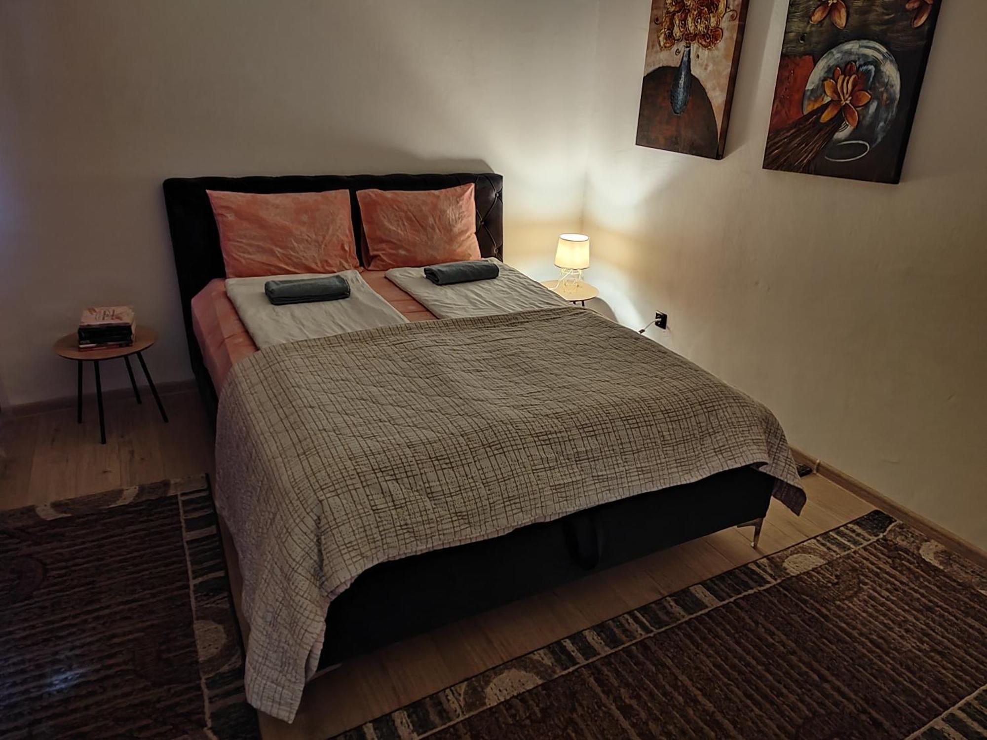 Spacious And Modern Apartment In Town Center คอนยิค ภายนอก รูปภาพ
