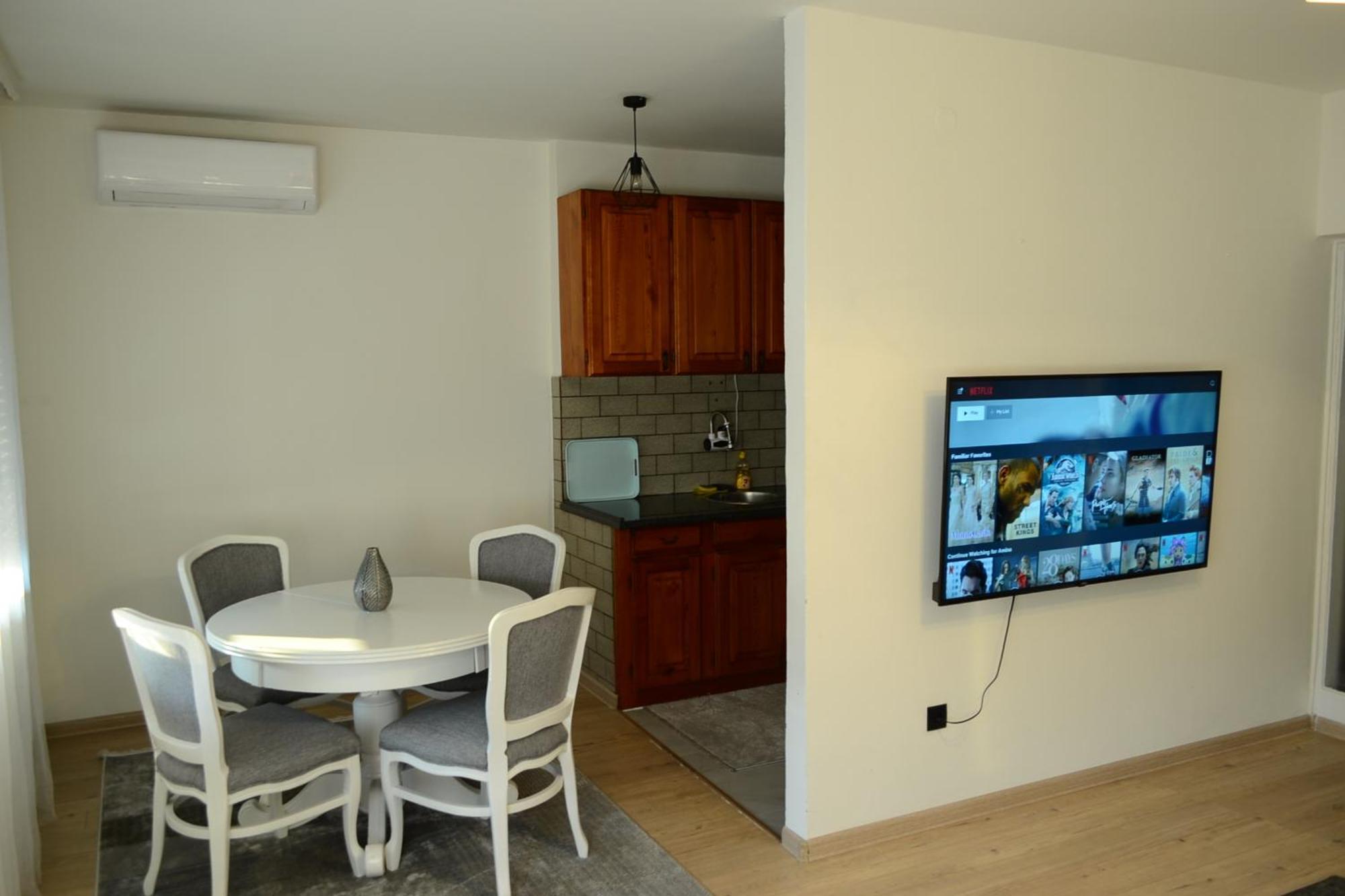 Spacious And Modern Apartment In Town Center คอนยิค ภายนอก รูปภาพ